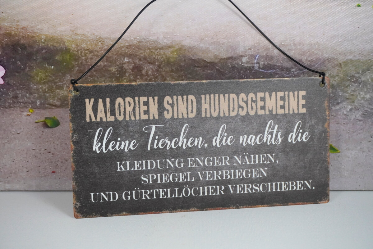 Deko Blechschild Kalorien Sind Hundsgemeine kleine Tierchen, die nachts die Kleidung Enger Nähen, Spiegel Verbiegen und Gürtellöcher Verschieben