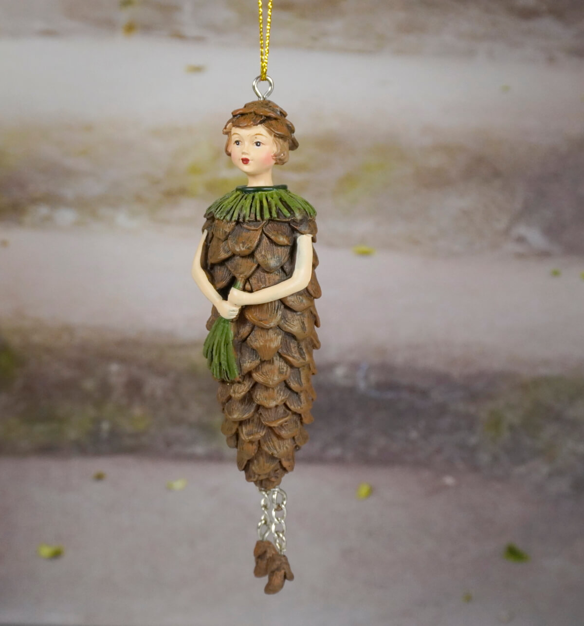 Deko Figur zum Aufhängen Lärchenzapfenjunge