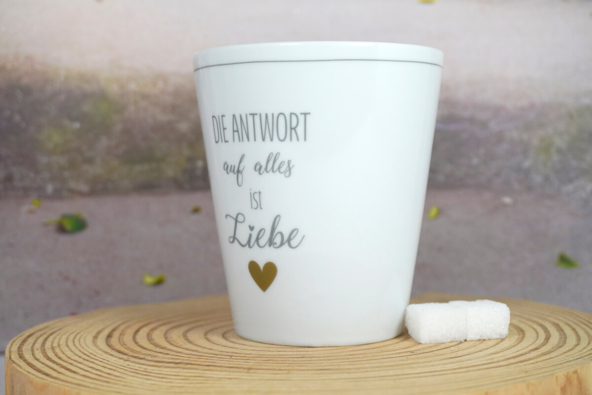 Krasilnikoff Kaffeebecher Mug Die Antwort auf alles ist Liebe