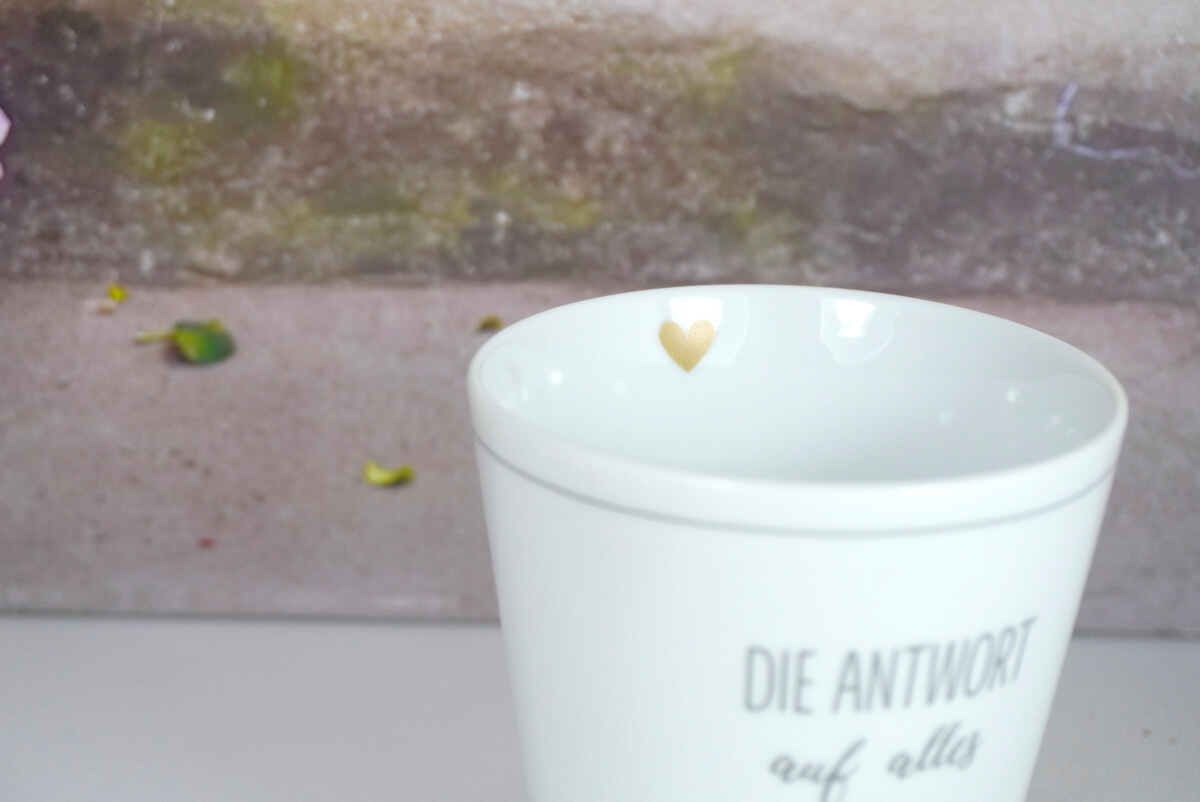 Krasilnikoff Kaffeebecher Mug Die Antwort auf alles ist Liebe