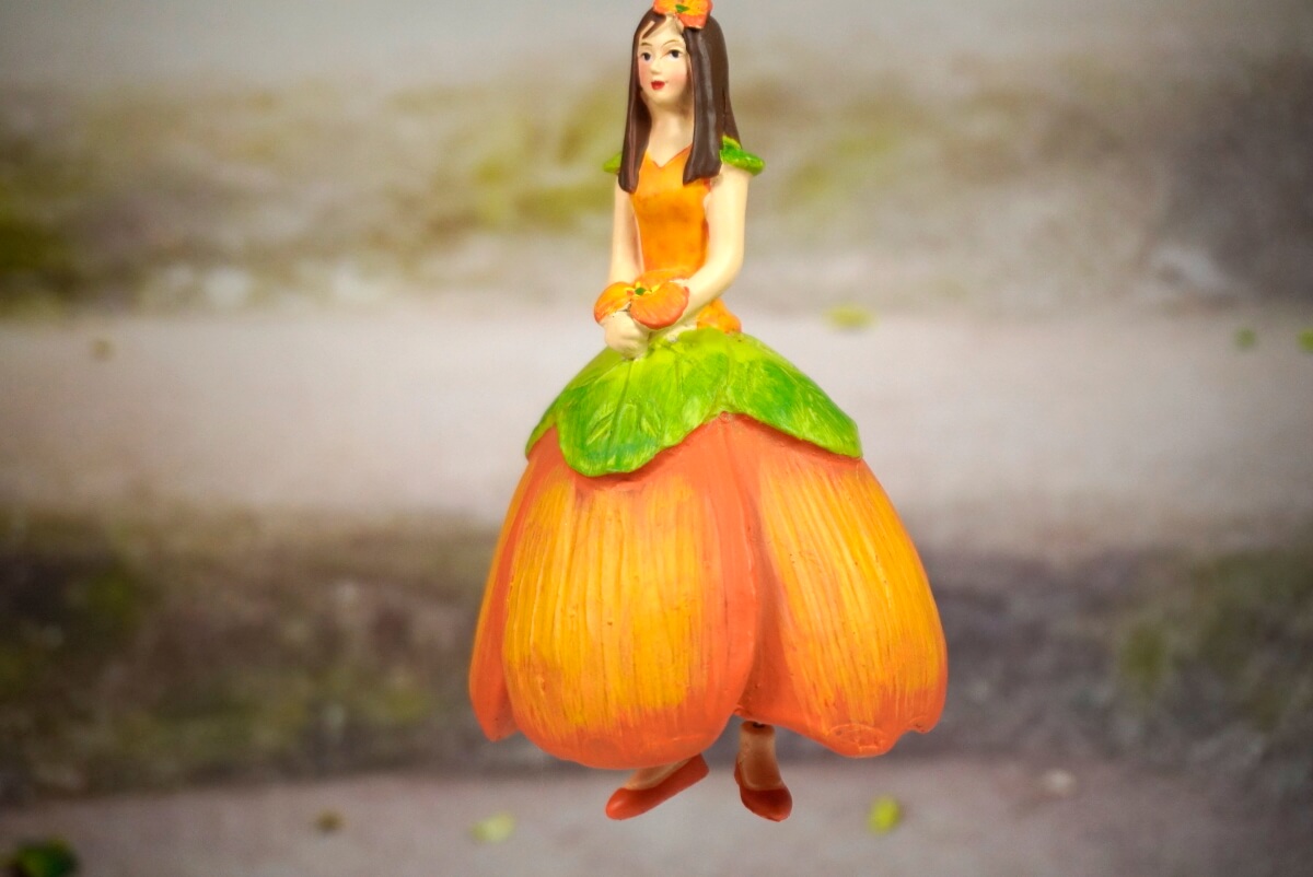 Deko Figur Blumenmädchen Kapuzinerkressemädchen zum Hängen