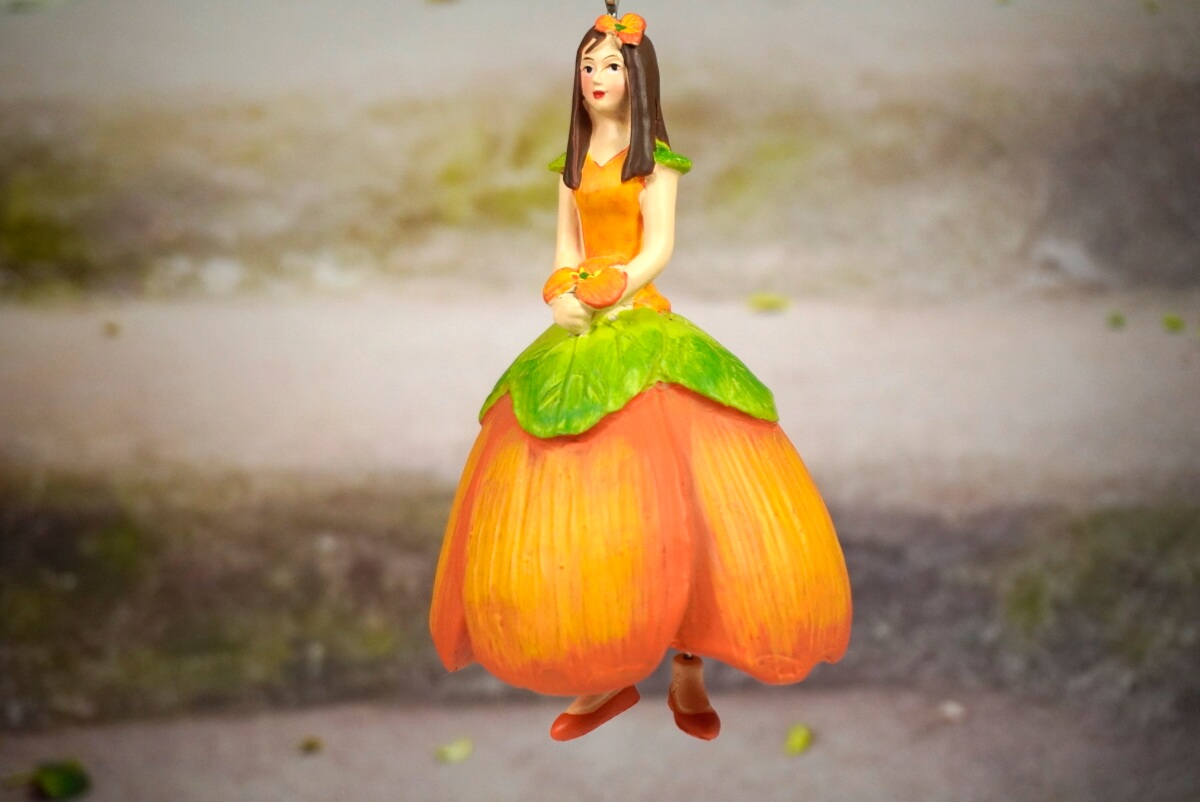 Deko Figur Blumenmädchen Kapuzinerkressemädchen zum Hängen