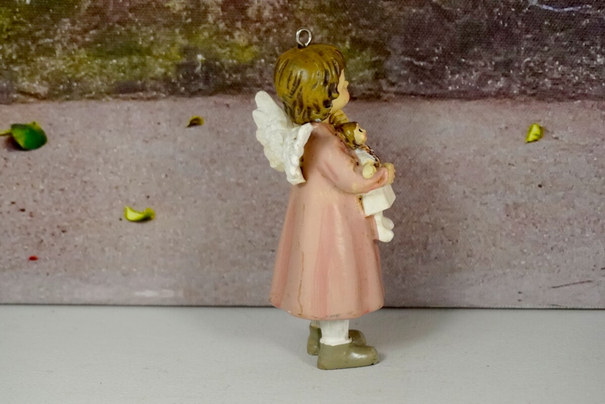Dekofigur Schutzengel Engel Mädchen Aufhänger Mina Rosa mit Püppchen 10,5 cm