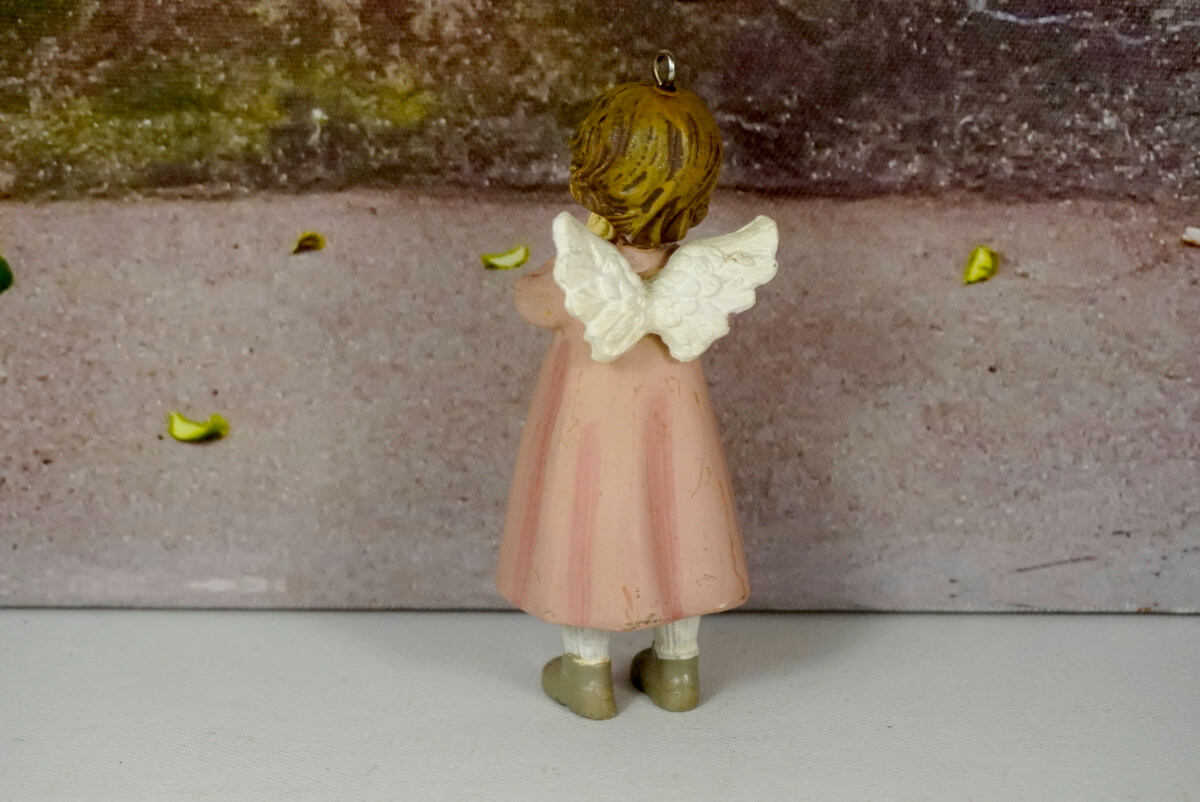 Dekofigur Schutzengel Engel Mädchen Aufhänger Mina Rosa mit Püppchen 10,5 cm